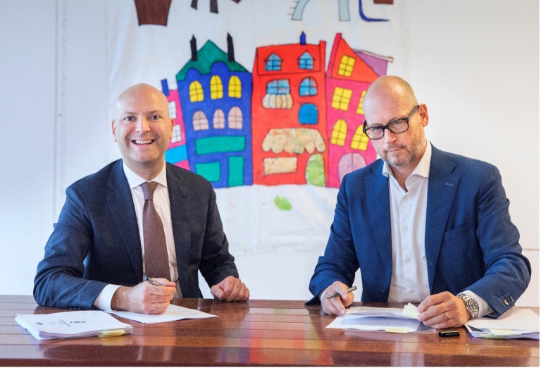 Tekenmoment Armand van de Laar van Gemeente Rijswijk (links) en Jaco Meuwissen van 3W real estate (rechts)