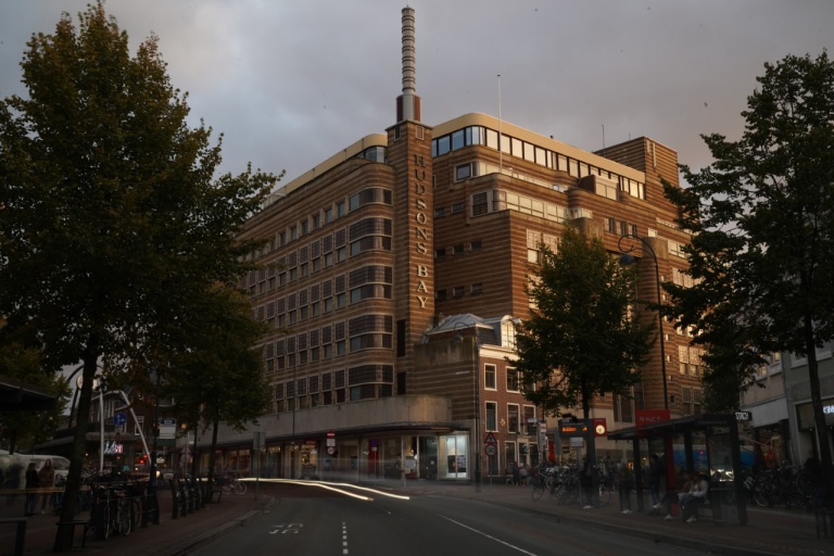 Tekenmoment Armand van de Laar van Gemeente Rijswijk (links) en Jaco Meuwissen van 3W real estate (rechts)